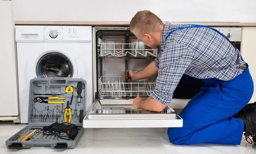 Buharkent Liebherr servisi teknisyen ekibi beyaz eşya tamiri yaparken